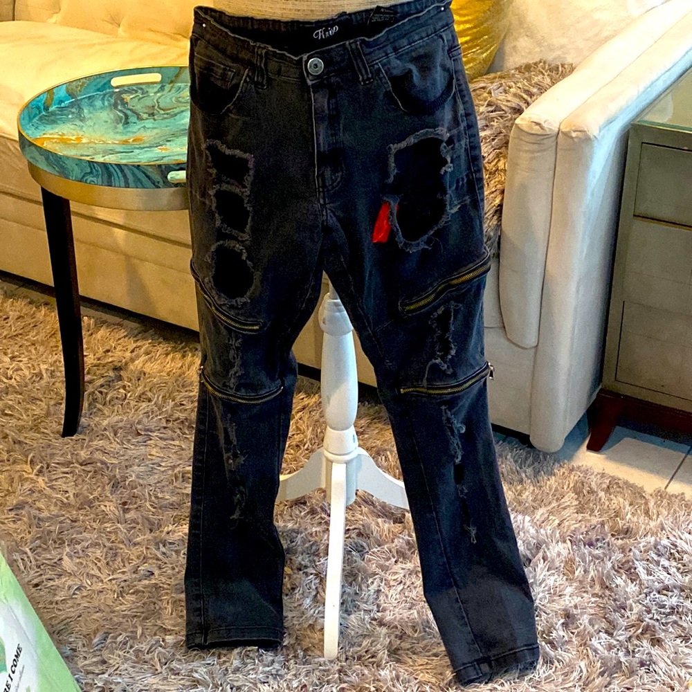 Ummm 🤔 wholly jeans 👖